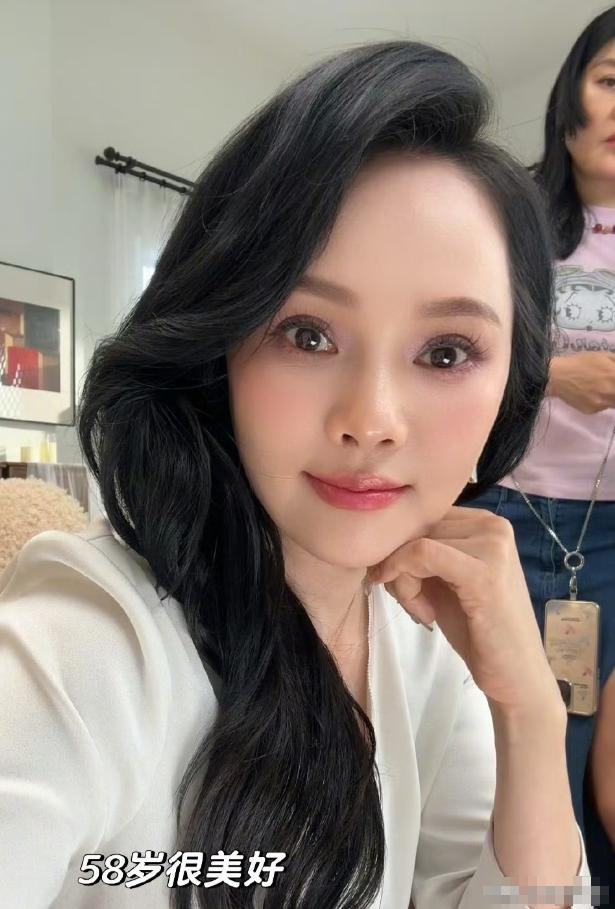 伊能静，高调发文！

2月25日，伊能静突然冲上热搜，她在社交平台晒出600字长