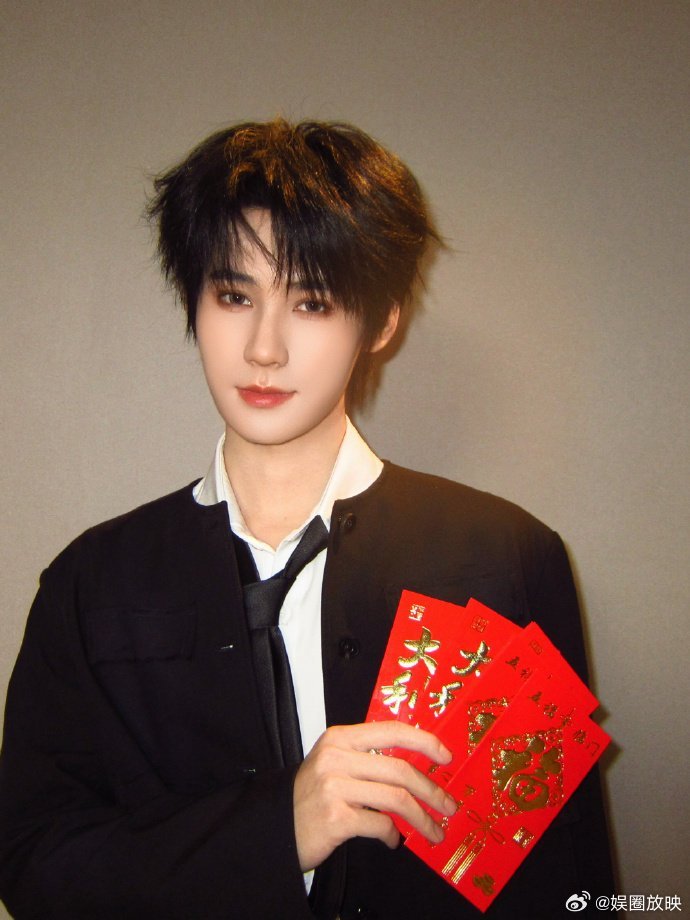 张真源元宵加餐双黄蛋元宵超有梗，张真源的小巧思戳中萌点。温柔嗓音送祝福，清爽营业