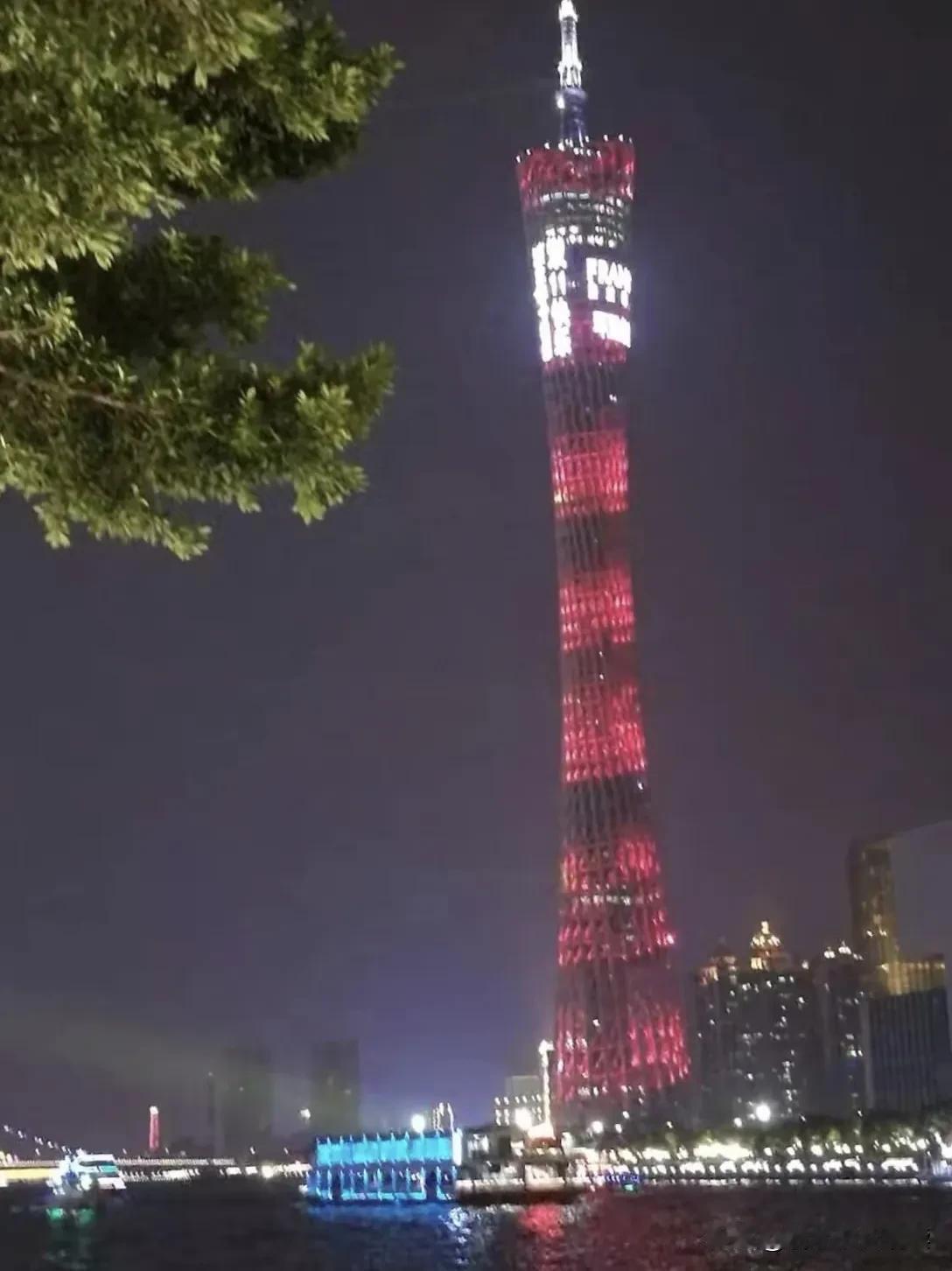 吹江风，游车河，迷人小蛮腰。广州，多么璀璨夺目的都市夜景。
一座城，一盏灯，一个