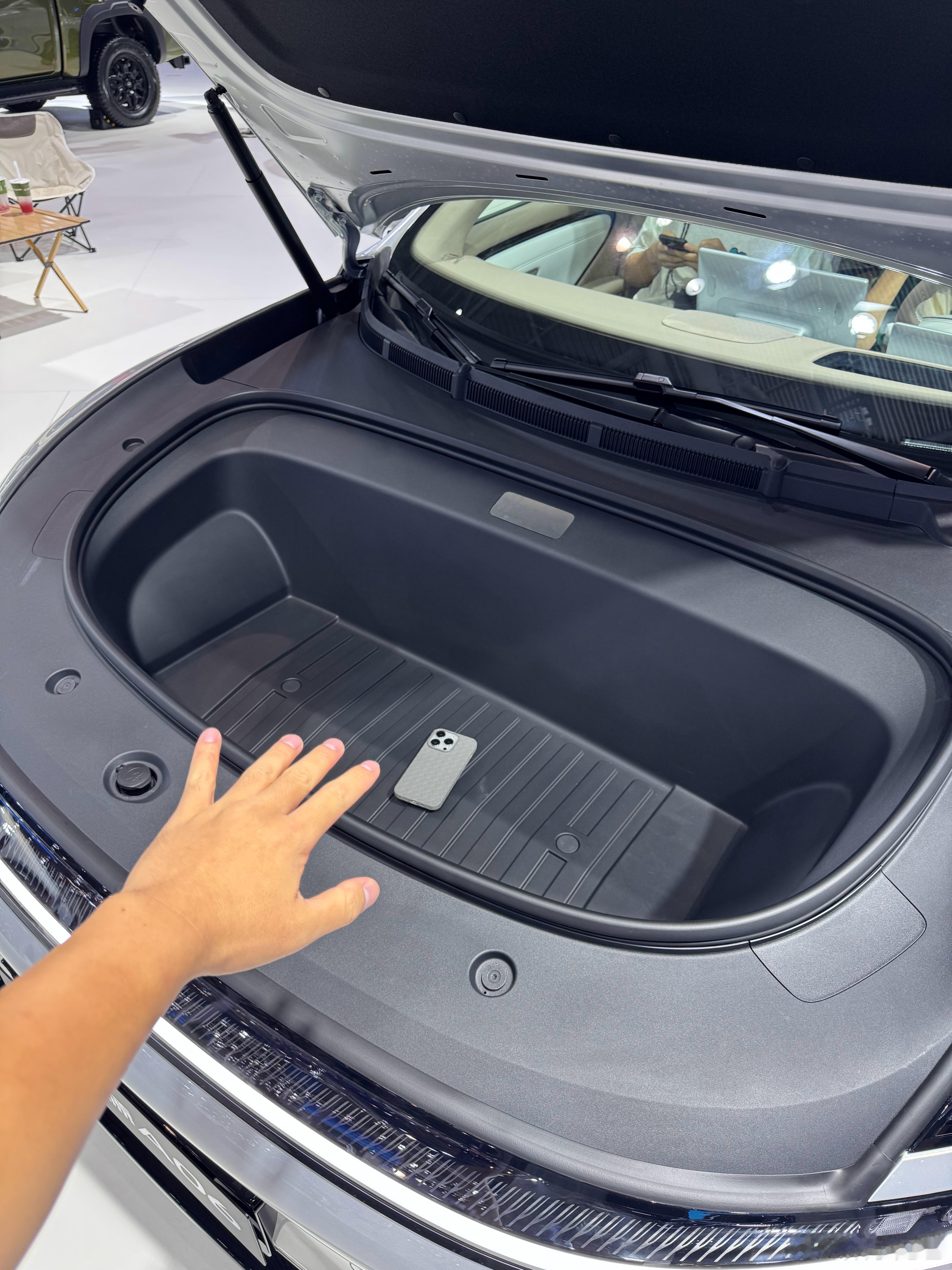 前备箱越大，技术含量越高[流鼻血]其实 10 万块的车也轻松做到[笑而不语] ​