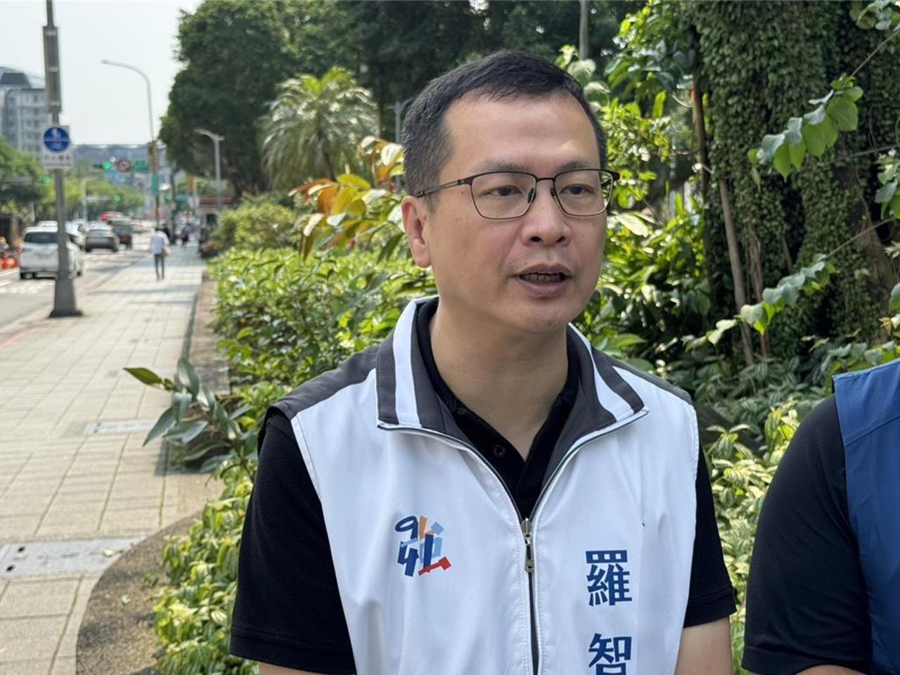 民进党“立委”王定宇近日警告国民党说，一位曾任美国情报单位的重要官员拜访了韩国瑜