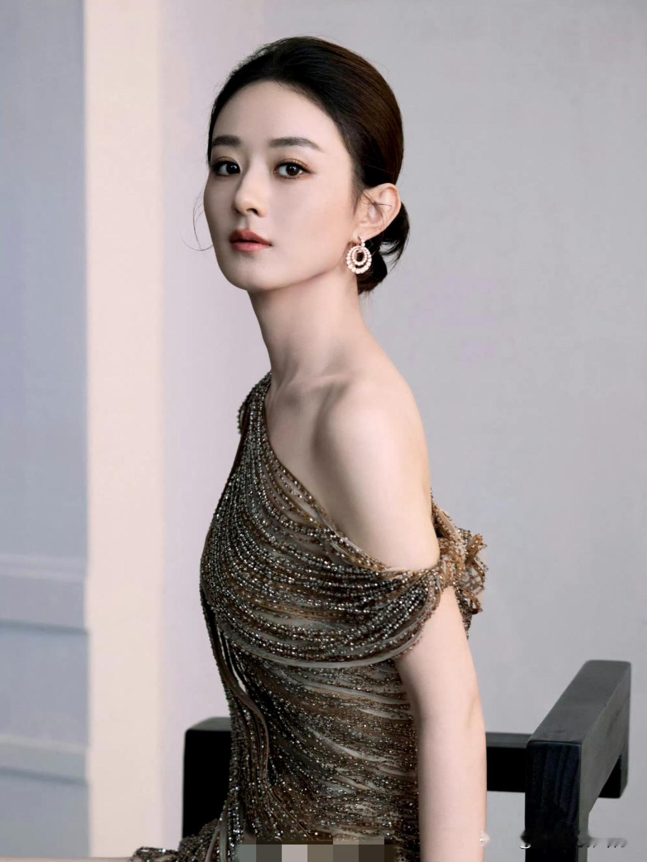 赵丽颖把直播造型穿成了“贵气模板”：Cong Tri单肩裙裹满碎钻，斜裁线条衬出