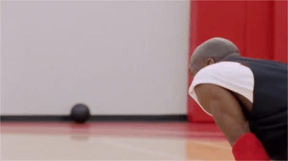 乔丹和科比对队内训练的态度太像了，乔丹是怒揍科尔，科比是怒肘武贾维奇。
科尔：“