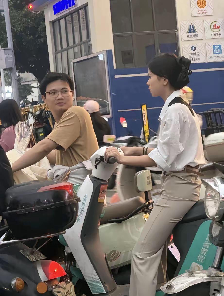 我也被人这样直勾勾的看过，其实心里还是挺开心的。