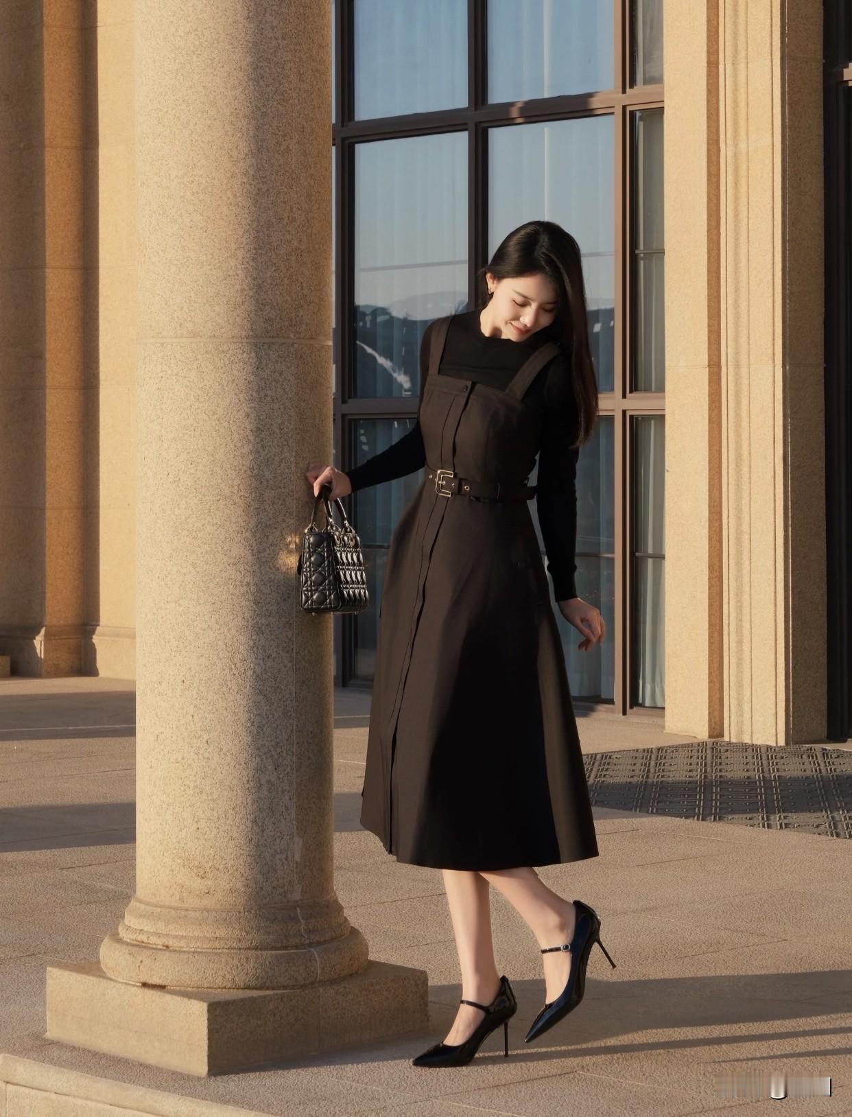 菜市场那个素面朝天、拎着葱的姑娘，带着人间烟火气，她眼角的细纹、脸上的晒斑，都是