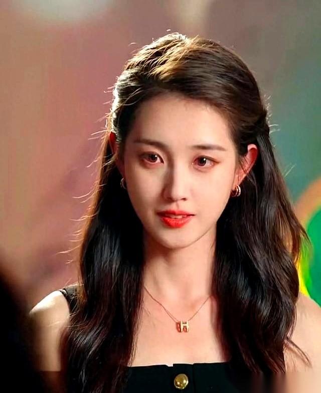 点开她的直播，我愣了半天。
就那么安安静静地坐着，全程没说几句话，眼睛里那股神采