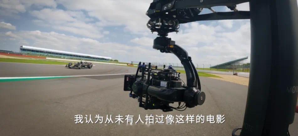 今晚才去IMAX把F1狂飙飞车看完了不开玩笑中间的文戏差点给我看睡着了[笑cry