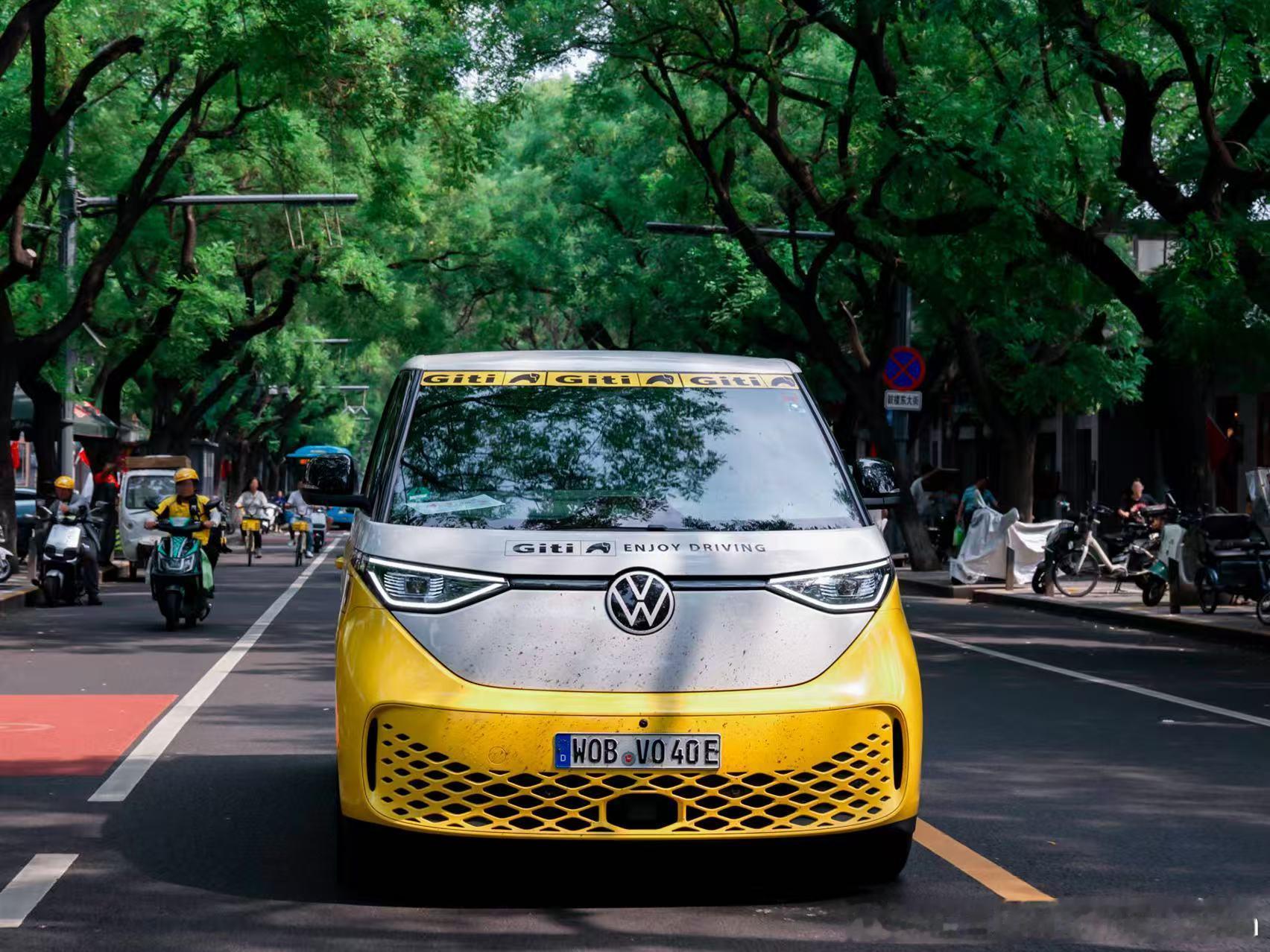 ID. Buzz 已抵达北京啦🚌大众汽车品牌中国CEO与品牌老友Rainer 