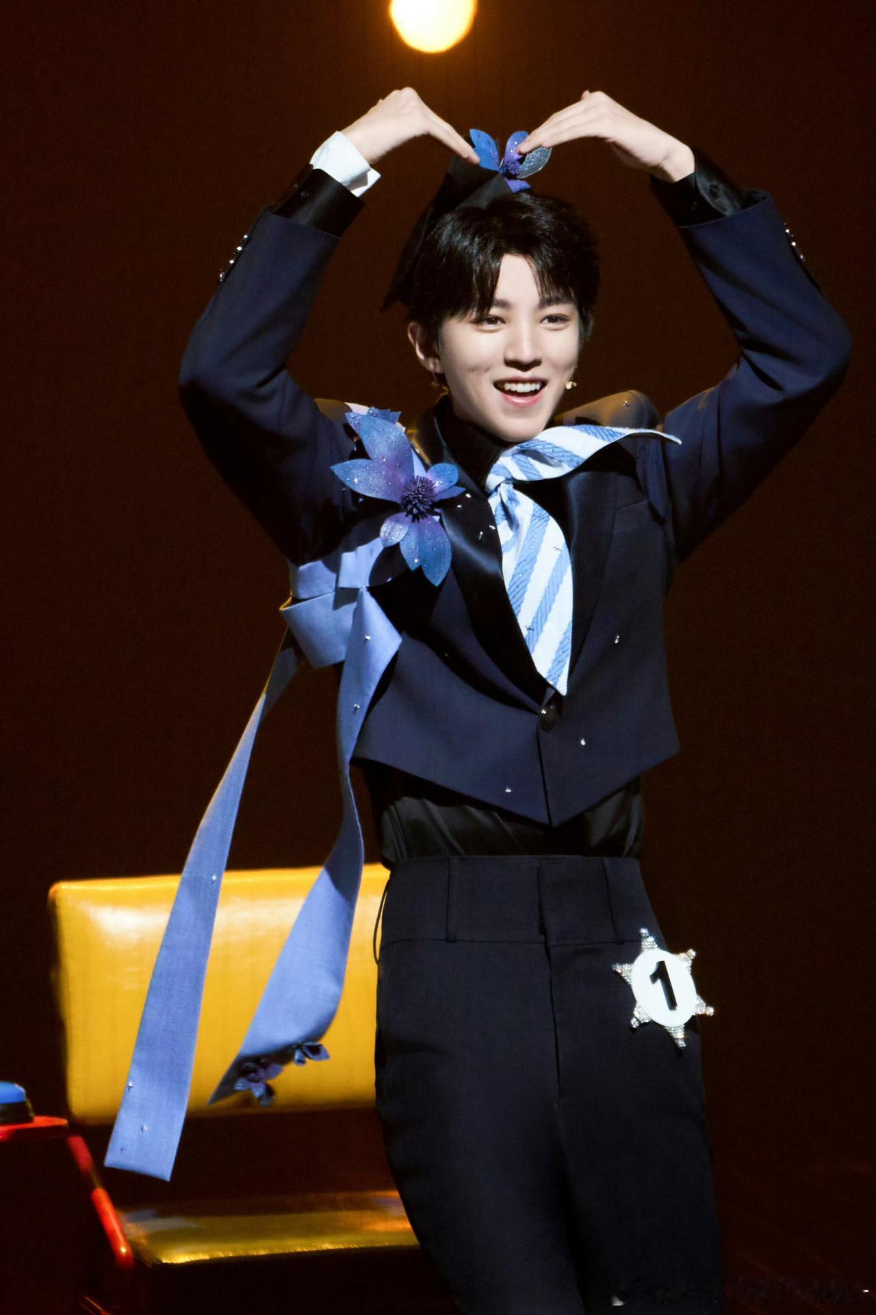 🔥王俊凯脱粉风波登上热搜！老粉破防：他的鲜活只留给别人？
 
1. 后台玩闹视