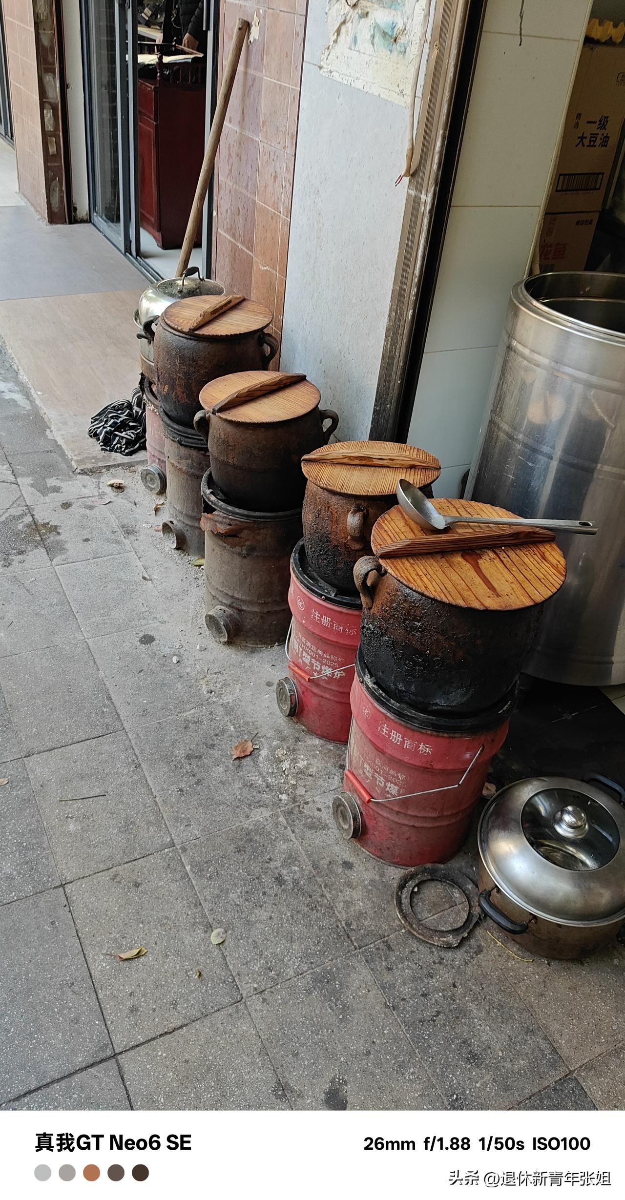 来武汉没有去黄鹤楼，我却随意走进一个接一个街道美食街以及菜市场。两天时间也许不能