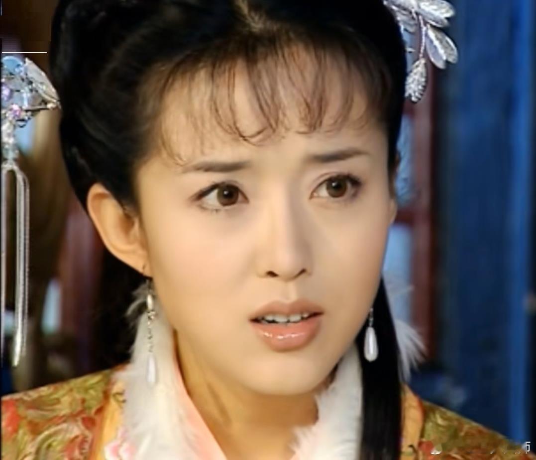 我觉得颜丹晨这一版的陈圆圆甚至超过三圣母里面的嫦娥，什么叫梨花带雨，很具体形象化