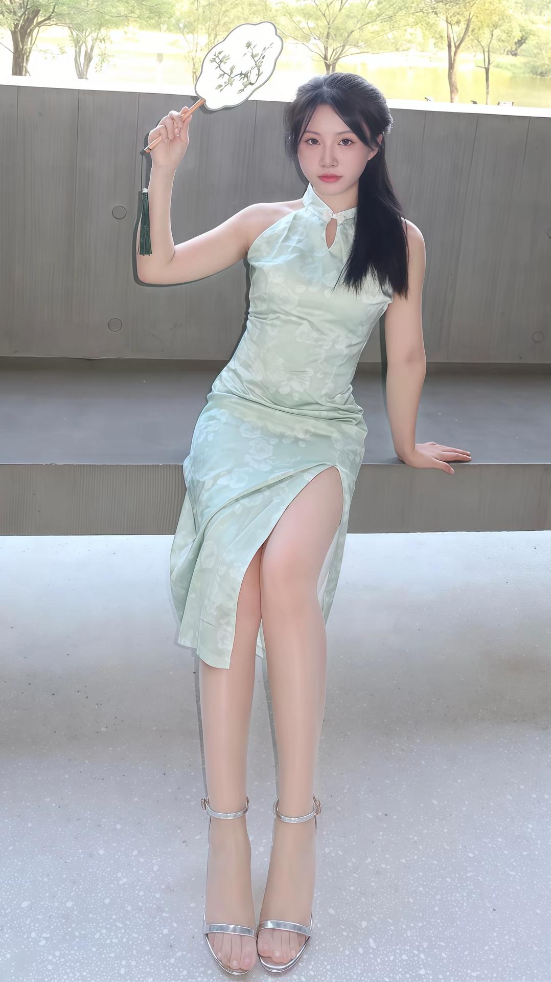 女生穿旗袍可以有多好看?《湖畔的旗袍美人》
夏日的微风轻拂过湖面，波光粼粼的水面