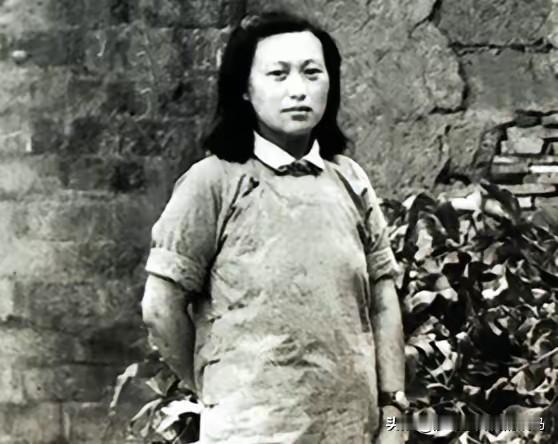 红25军准备长征时，军政治部做了一个决定：把七名女护士留下来，每人发8块银元，让