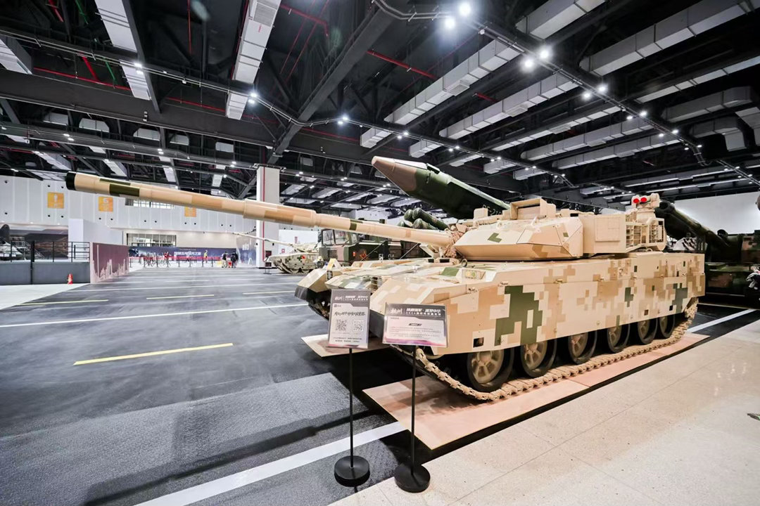 在杭州用AI看懂大国重器原来看大国重器还能这么懂！杭州国防科技嘉年华现场，观众用