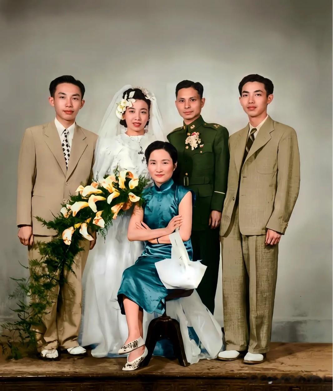 1947年，陆小曼参加侄女婚礼与新娘陆宗麟和新郎军官邱沈钧的新婚合影留念。陆小曼