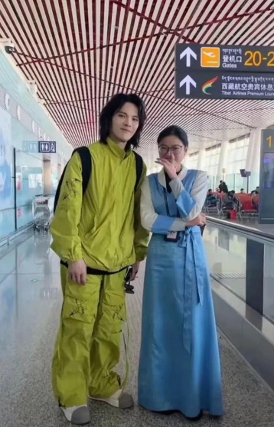 向佐越来越好了呀
最近老是出现在机场
这一次，一身荧光绿现身机场
现场有不少粉丝