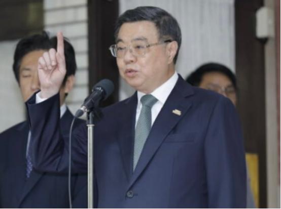 赖当局的最新回应来了。
针对国民党当选主席郑丽文日前公开表示反对台湾当局提高防务