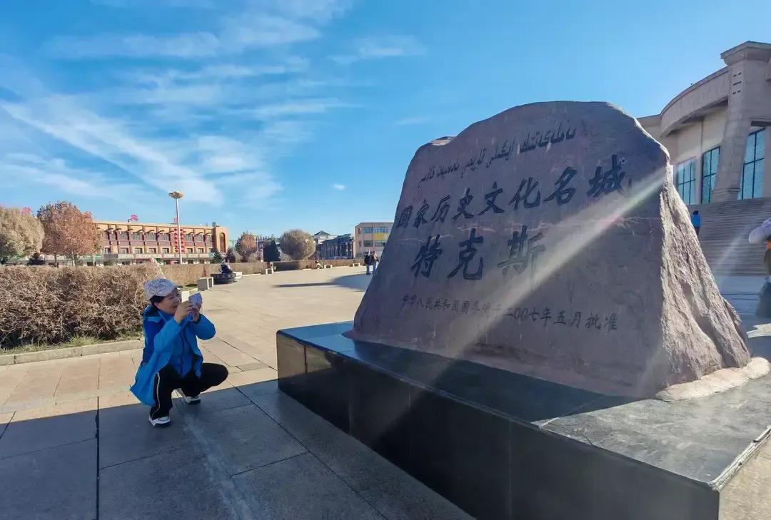 十一月底我飞伊宁吃喜酒，下飞机那天阳光亮得晃眼，气温却像冰箱开门，零度出头。
市