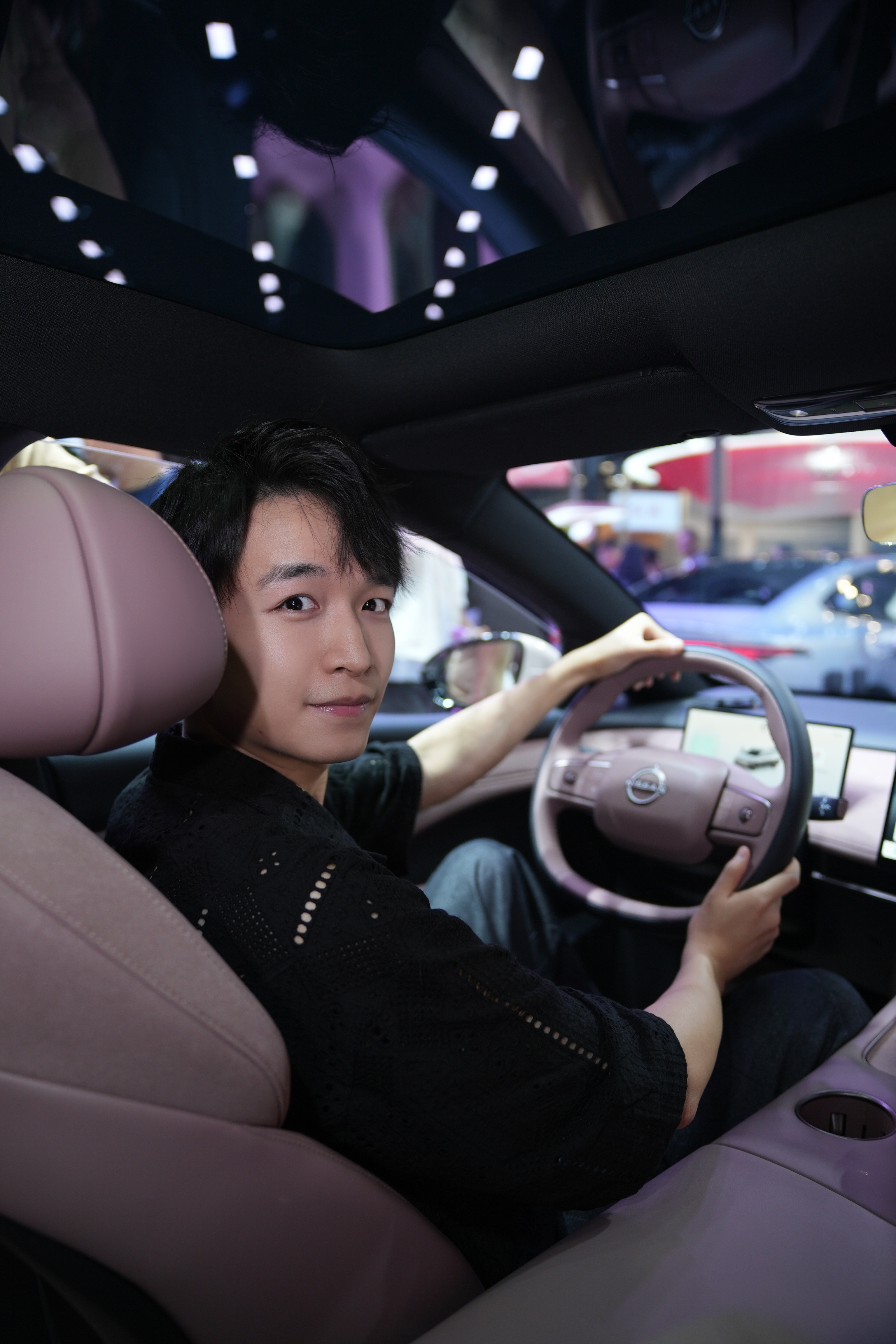 谁能想到，车展还能这样玩？日产N7展台的玫瑰骑士男模守护团彻底火了！清一色绅士范