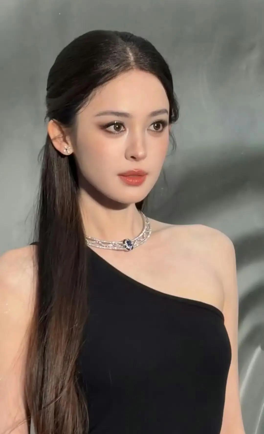 古力娜扎和迪丽热巴同一天的线下活动生图，感觉热巴看起来像娜扎的姐姐[捂脸]俩人仿