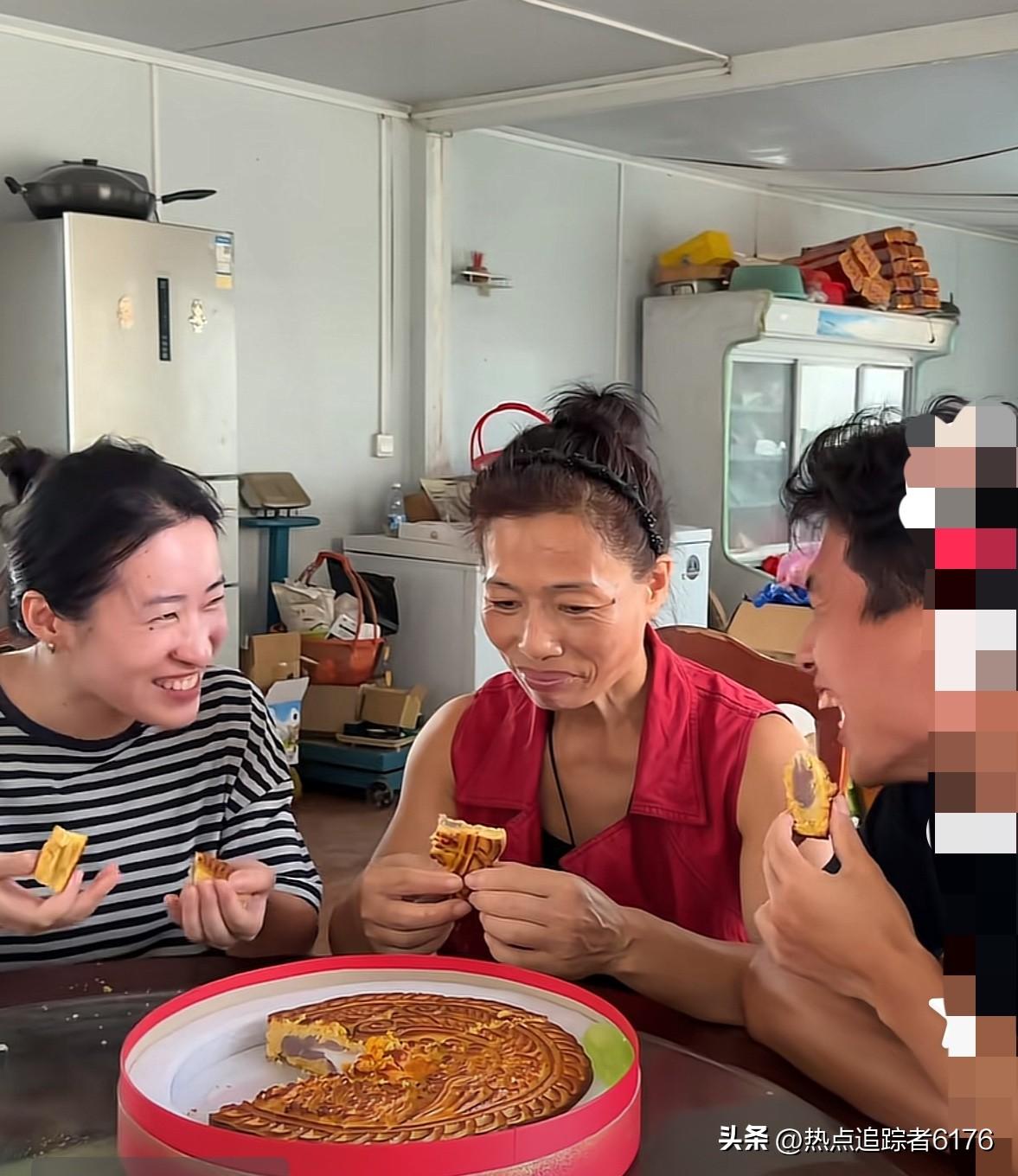 谢浩男的好友海军实在暖心，亲手为他的妈妈和姐姐做了中秋月饼，庆贺一家人的团圆。看