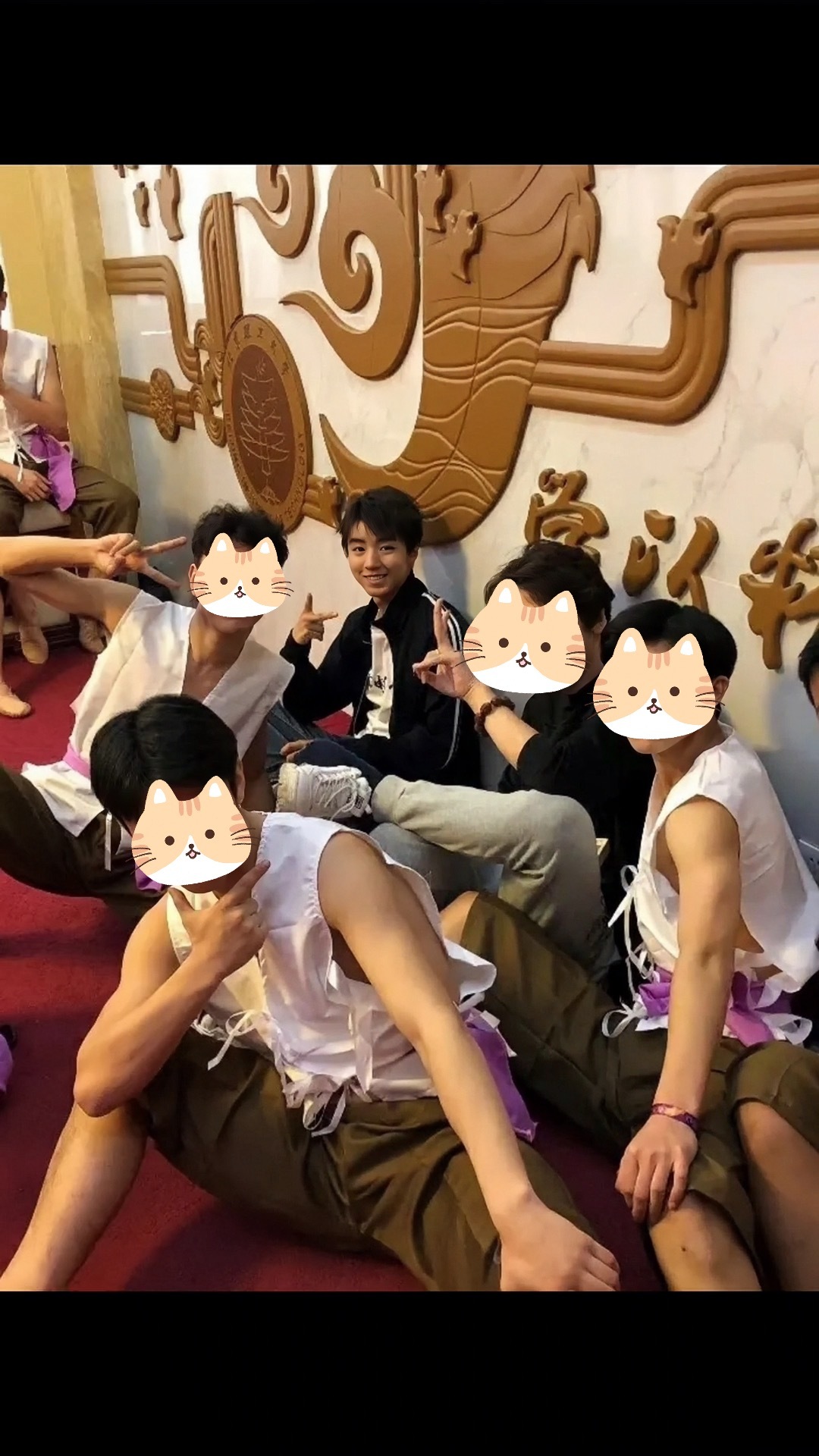 #王俊凯[超话]# 北电学生时期的这张合照居然没看过，剪刀手的宝贝好可可爱爱​​