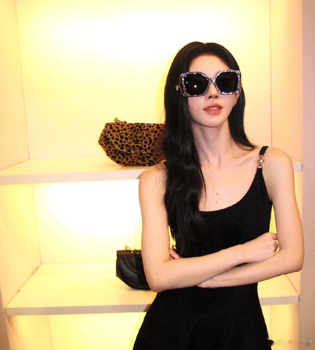 jjy jjy 刚在兄弟群夸下海口，说能和你聊到99+✊