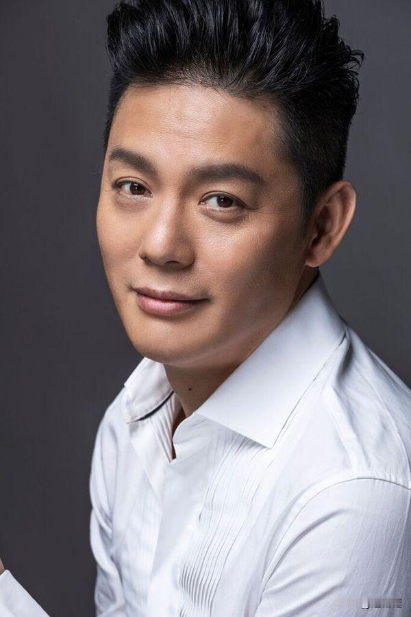 《沉默的荣耀》，演周至柔的演员，真名叫傅程鹏。这哥们的魅力真是天生的。颜值高就算