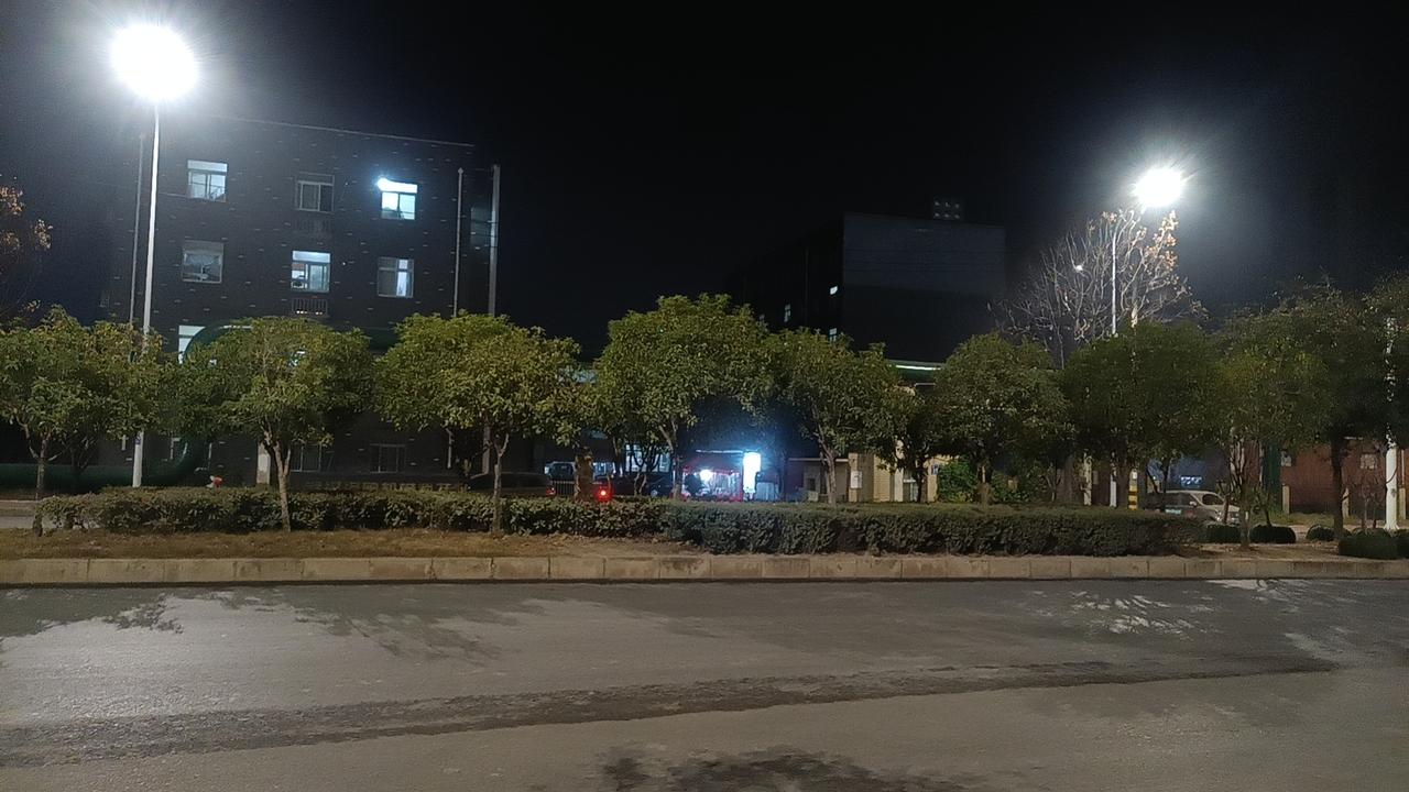 今年冬天的不同之处（可能的角度分析）
1. 气候变化带来的不同
气温异常：近年来