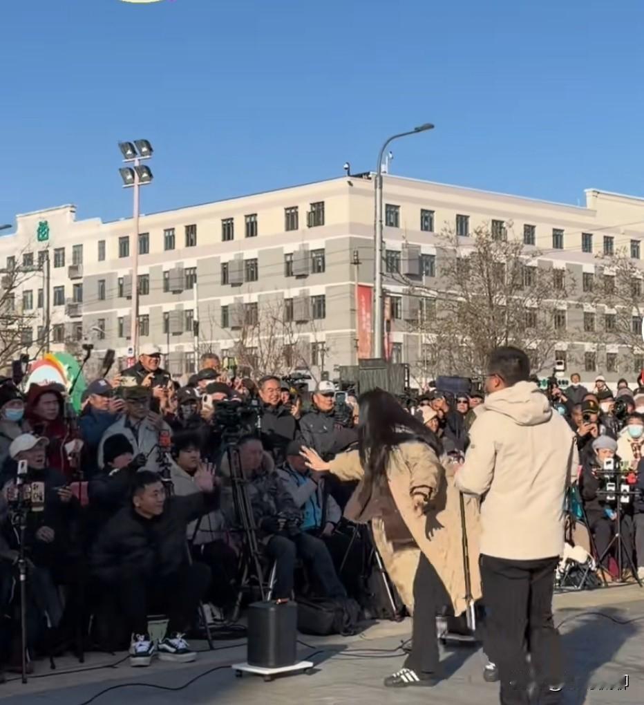 孙楚泊天桥演出，让天桥白天少了些冷清多了昔日热闹的景象，当然最高兴的莫过大爷大妈