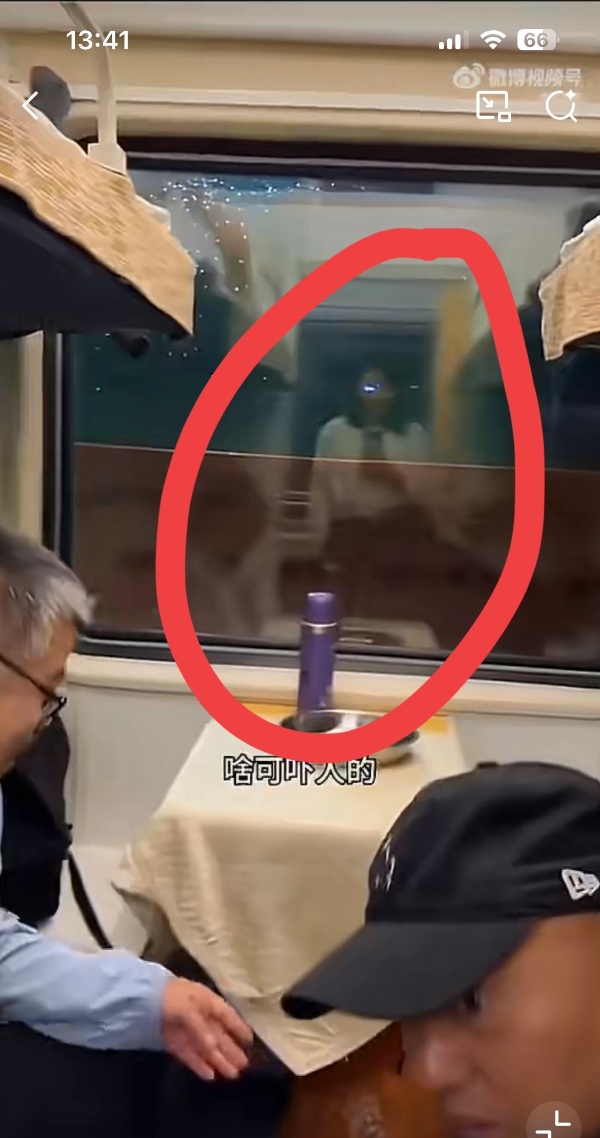 小仙女吐槽卧铺车厢三男一女安排太不合理了，这让她一点安全感都没有。火车卧铺车厢，