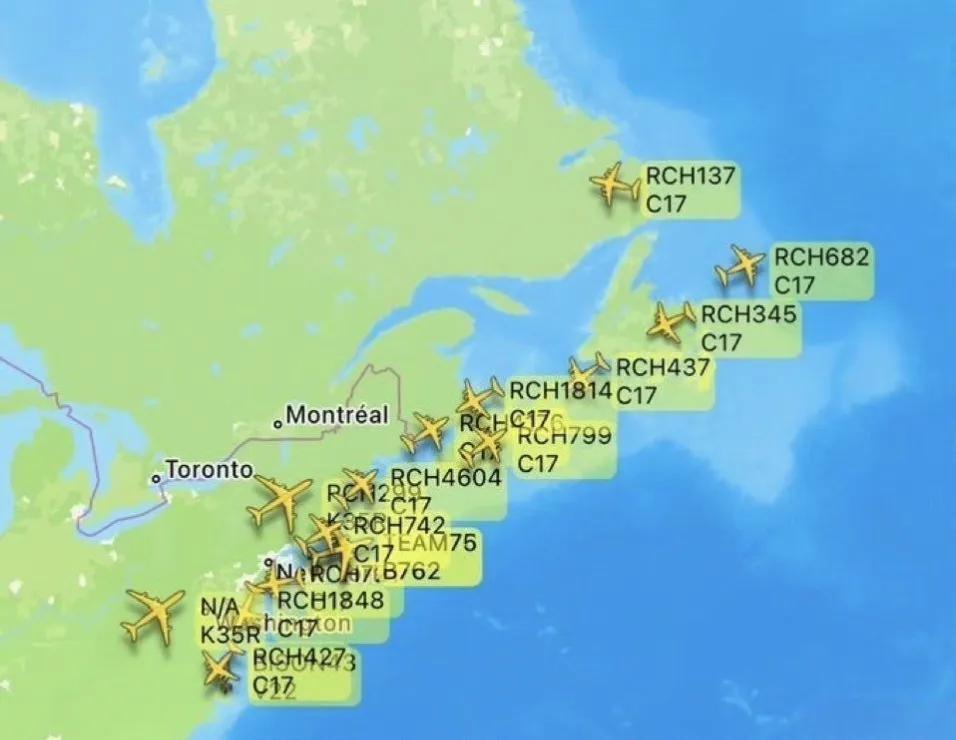 美国空军C-17A大型运输机今天依然密集飞行，从本土向欧洲运兵，然后再运送到中东