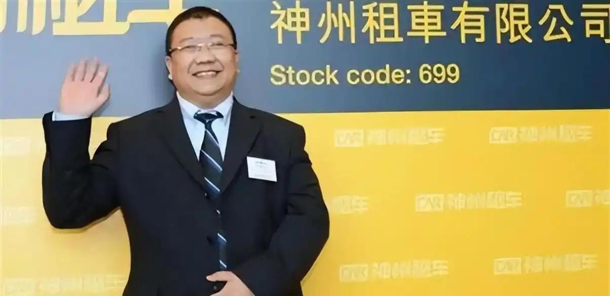 瑞幸堪称翻车界的天花板。
 
2020年，瑞幸爆出22亿财务造假大案，创始人陆正