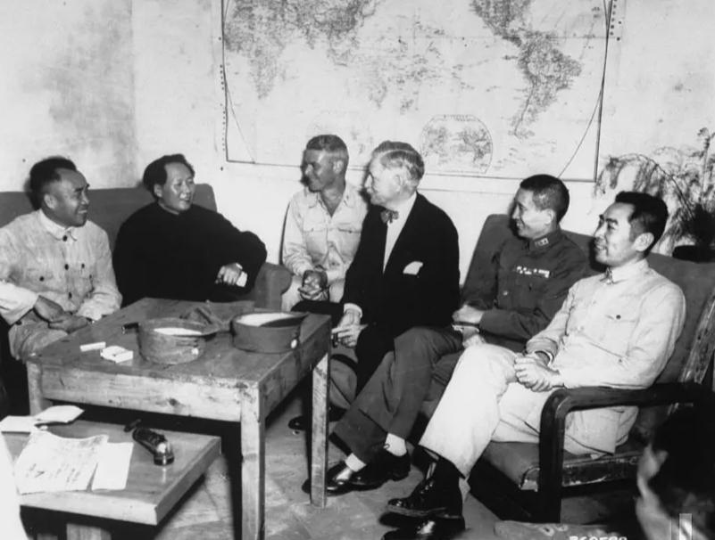 1945年8月27日，陕西省延安，美国驻华大使Patrick Hurley和参赞