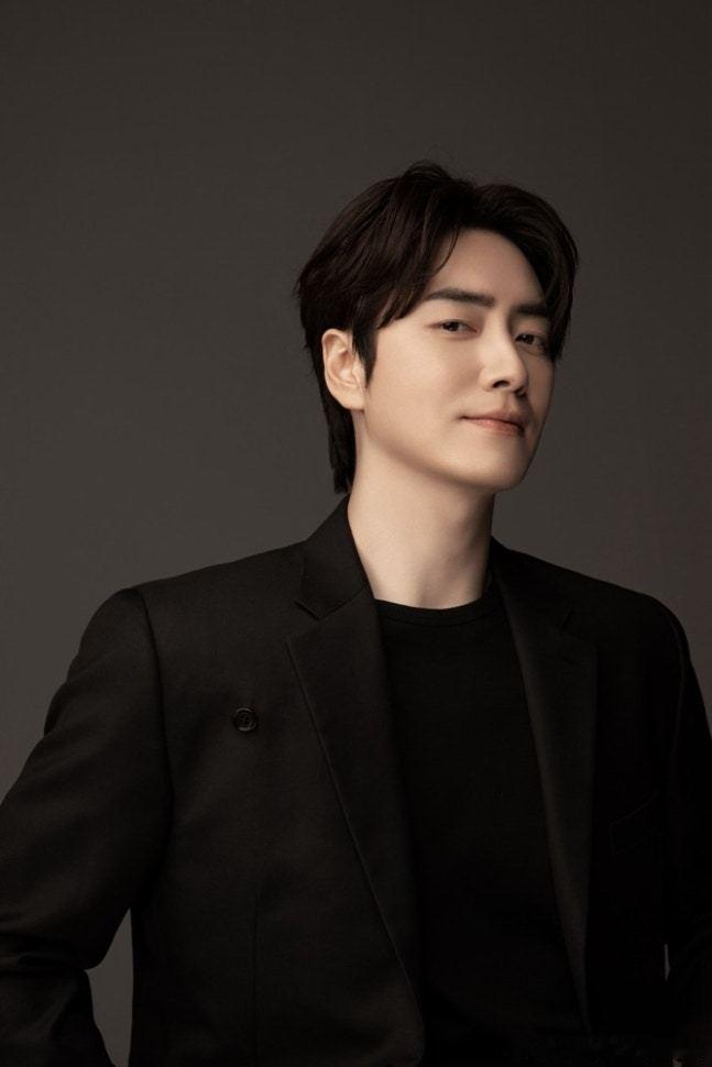 演员李浚赫 确定出演SBS新金土剧《觉醒》，预计明年播出。 