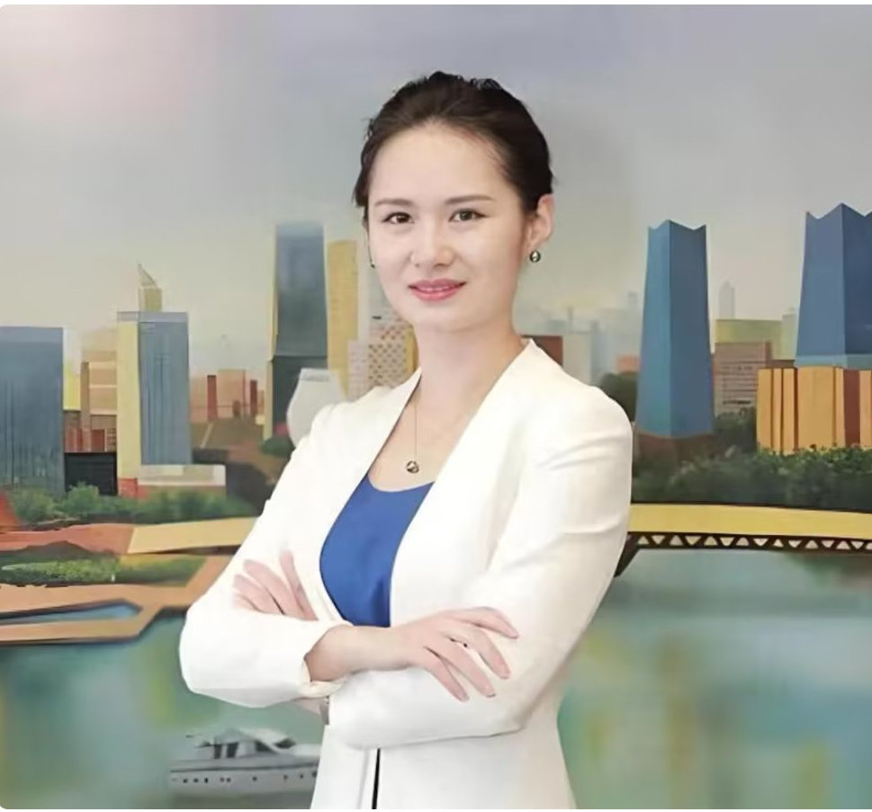 诺兰首映礼引争议！主持人陈璇半蹲递话筒，姿态引发全网激烈讨论 