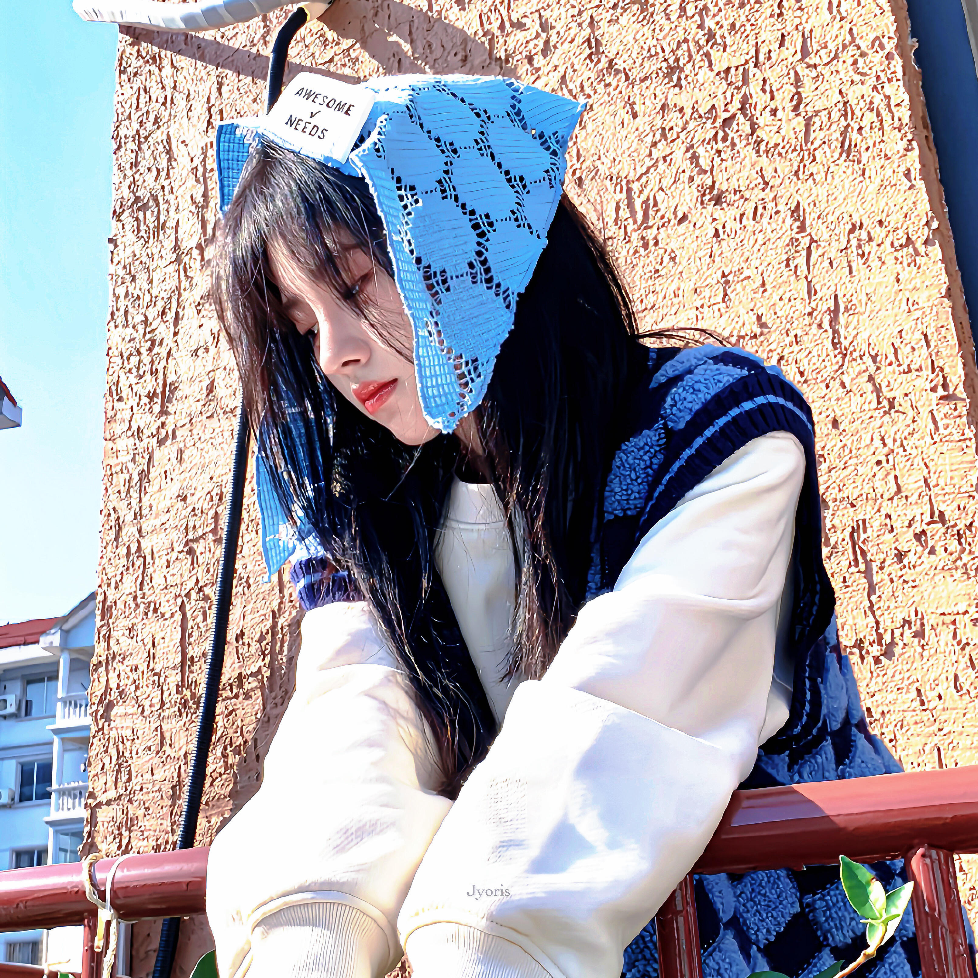 谁懂，鞠式美学真的太香啦❗️奔赴花期，完美高颅顶甜妹真的很适合戴头巾，鞠婧祎明媚