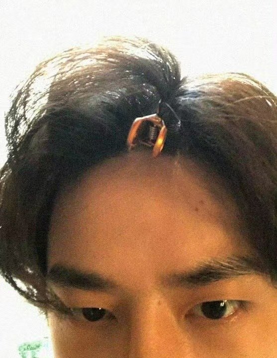王一博好一个犹抱琵琶半遮面王一博发了一通没一张漏全脸的  虽然看不到整张脸但是辨