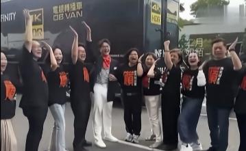 “嘟嘟嘟，台北顺起来。” 嗲声嗲气，噪音！
 你看看几个女生装样子这么恶心也就算