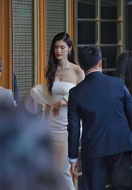 何穗变化太大了，虽然身材好，是名模，但是长相真的不好看，普通里的太普通。
陈伟霆