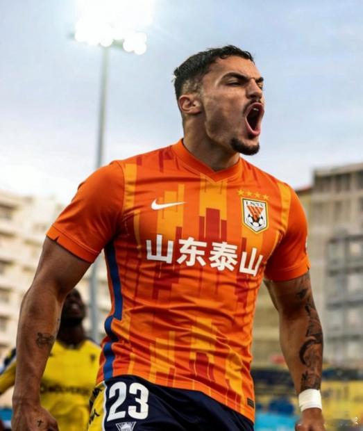 关于阿尔瓦罗，和球队了解了下，他没有伤病，26日正常参加训练。今天是在力量房训练