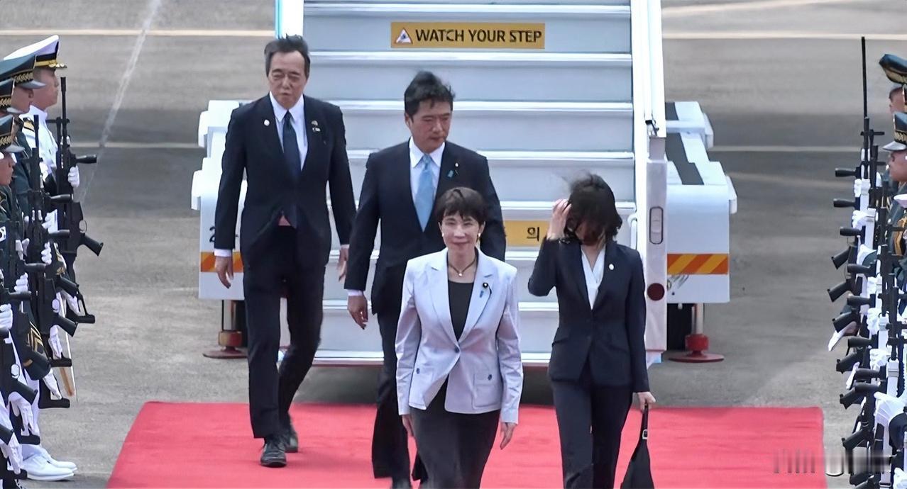 高市早苗访韩，韩国接待规格引争议。据报道，此次访问从机场欢迎仪式简化为仅工作人员