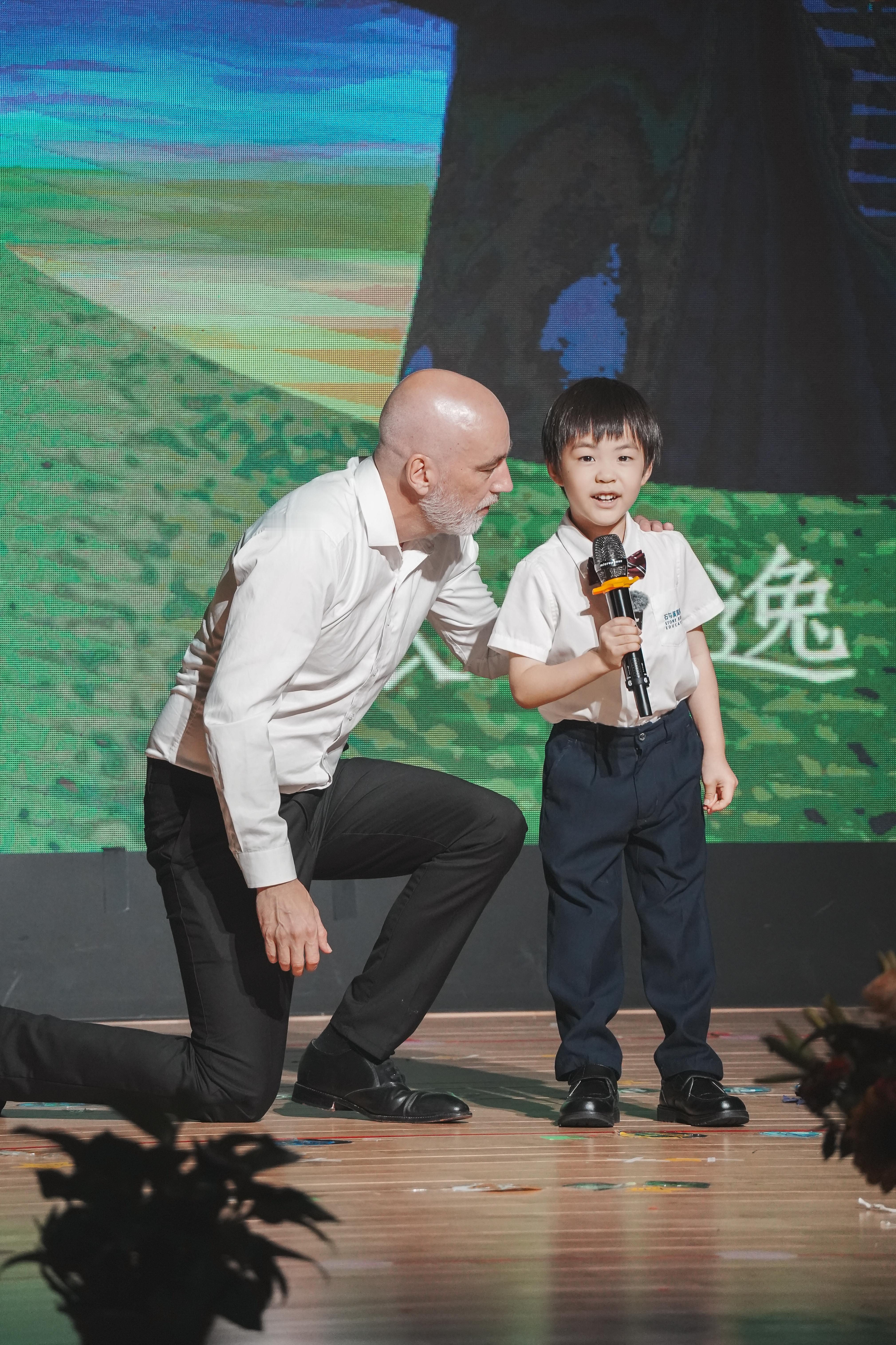 张小苗的幼儿园毕业典礼，不过他明年还得再重新上一年大班，所以明年还得毕业一次[偷