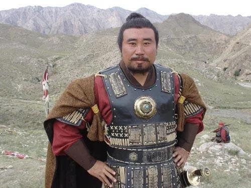 “舅舅，我跪着接旨时，手还在抖——不是怕你，是刚砍完三个元将，血没擦干净！”
