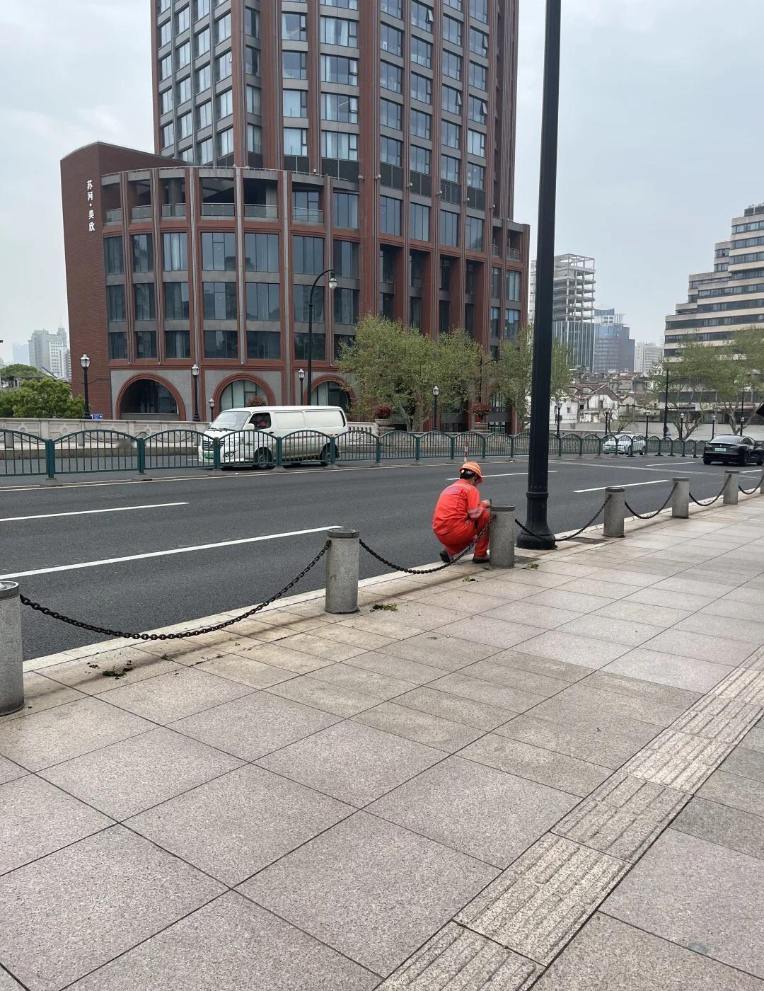 真正的城市温度和人文关怀还得是上海
沿着苏州河散步 走在桥上的时候看到一个师傅 