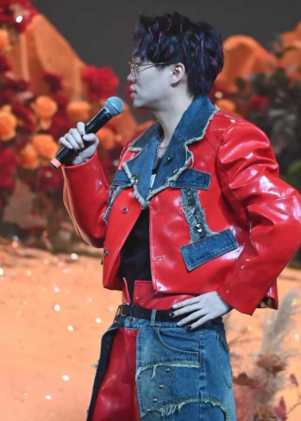 白发苍苍老李飞 李飞说感谢这个节目让喜人们都能有班上，都能去创排，这一刻突然懂了