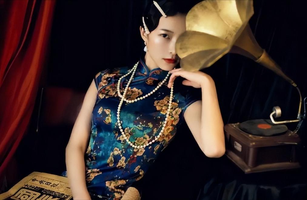 [微风]1961年，58岁的马步芳对18岁的五姨太说：“把你妈妈和两个妹妹叫来伺