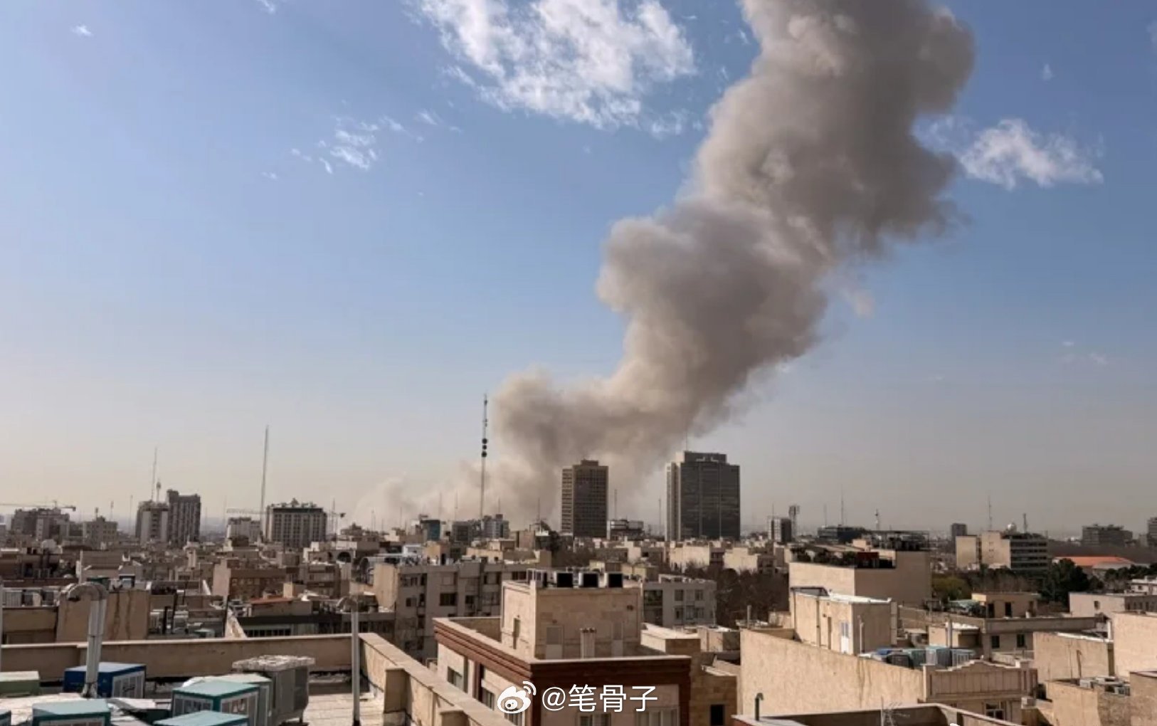 美国对伊朗的空袭正在进行中【以美联合袭击伊朗】2026年2月28日，德黑兰的天空