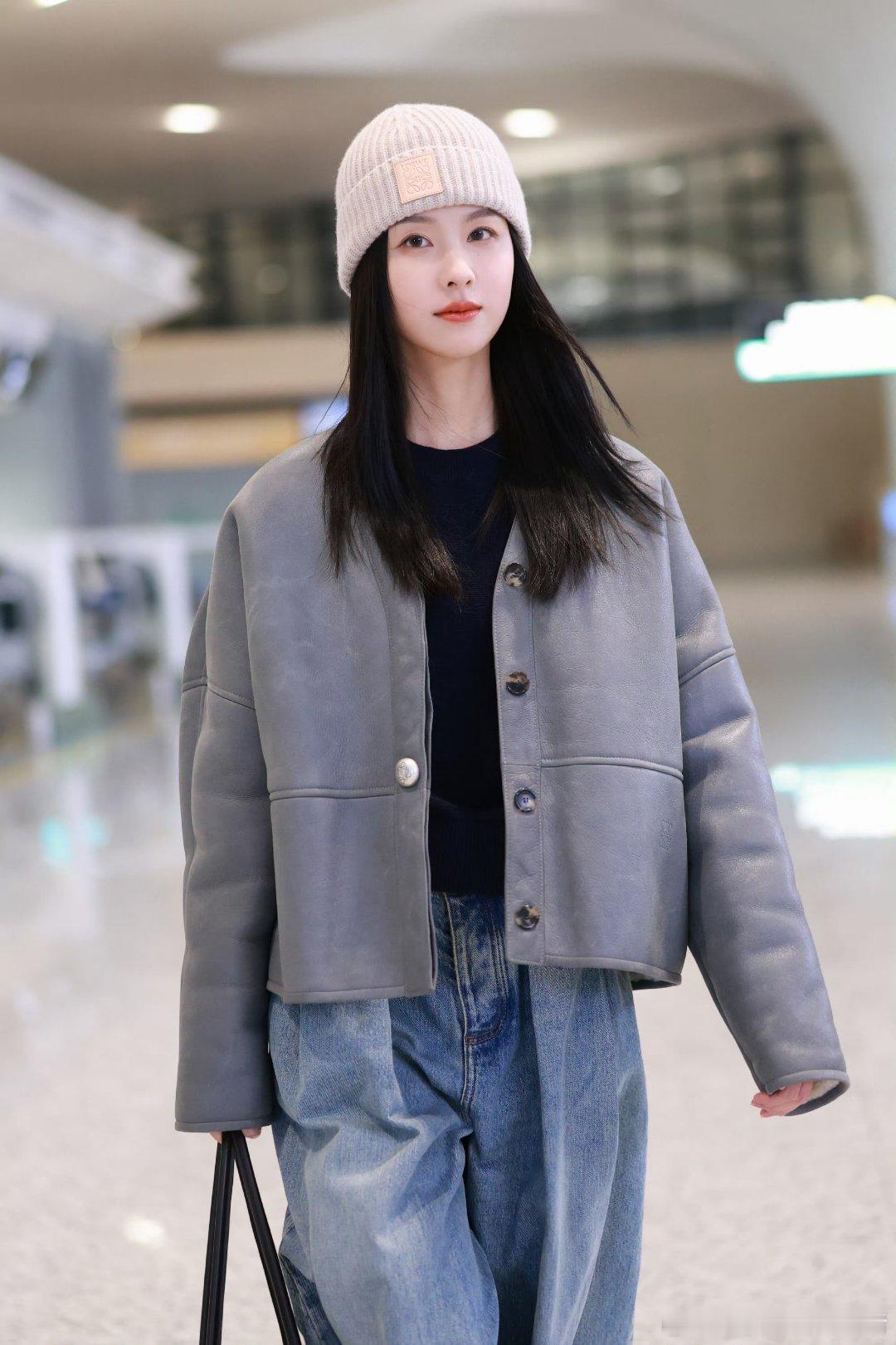 陈都灵机场出发造型图，即将出席罗意威海外活动🥰🥰 ​​​