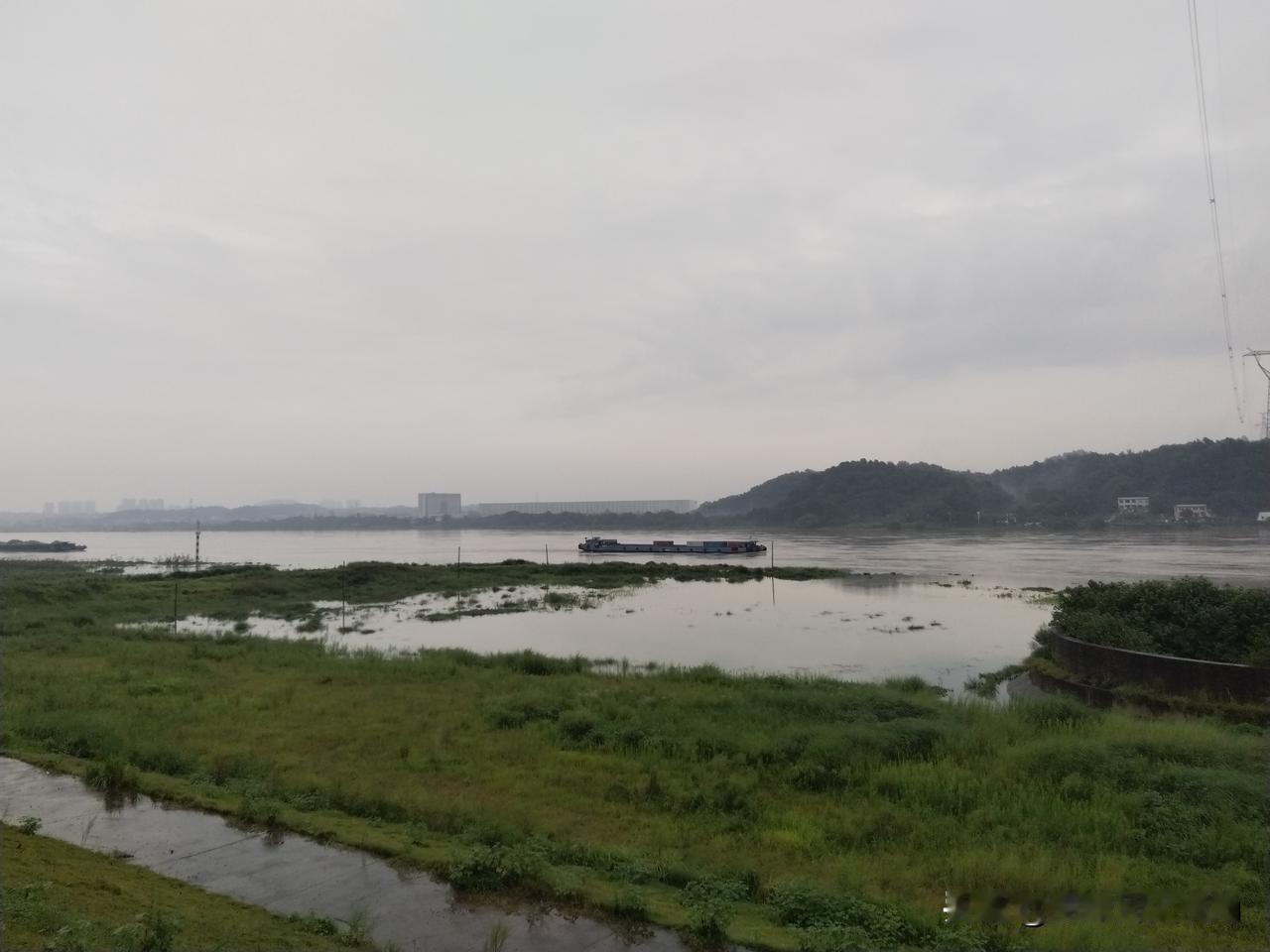 雨中漫步湘潭沿江路。
走到了昭山对岸九华，看到今年湘江的水是真多，已经九月了，昭